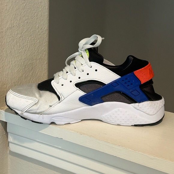 NIKE AIR HUARACHE WHITE TRAINERS SIZE 7Y LEATHER BLUE RED GYM RUN DQ0975-100 - Picture 3 of 9